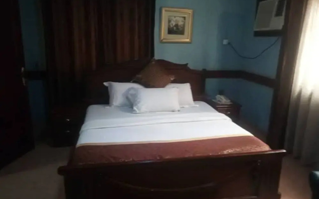 Pathfinder Hotel And Holiday Inn