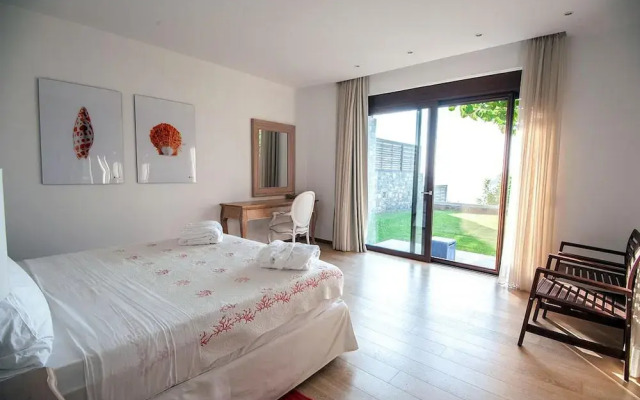 Beach Access 5 Bedroom Villa