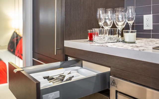 Executive Class, Downtown Luxury Condo @ Yorkville