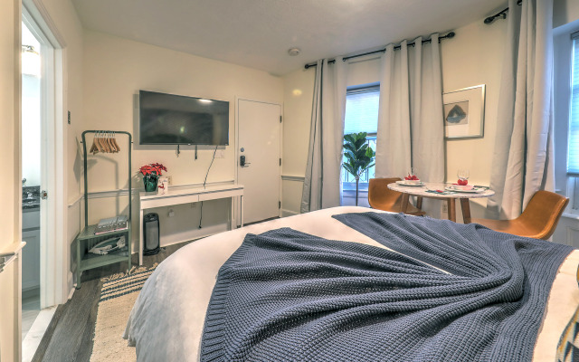 Modern Studio with Great Wifi and Amenities!