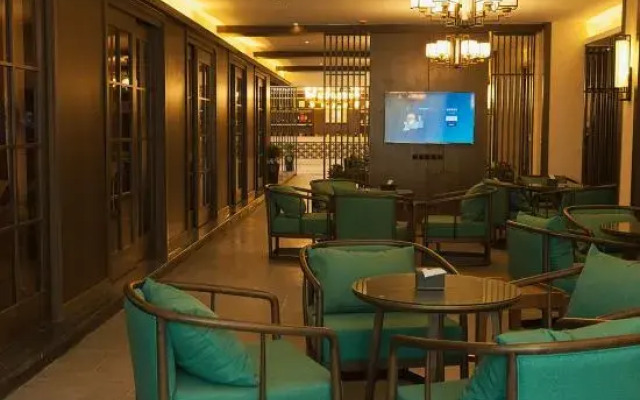 Rouhau White House Hotel