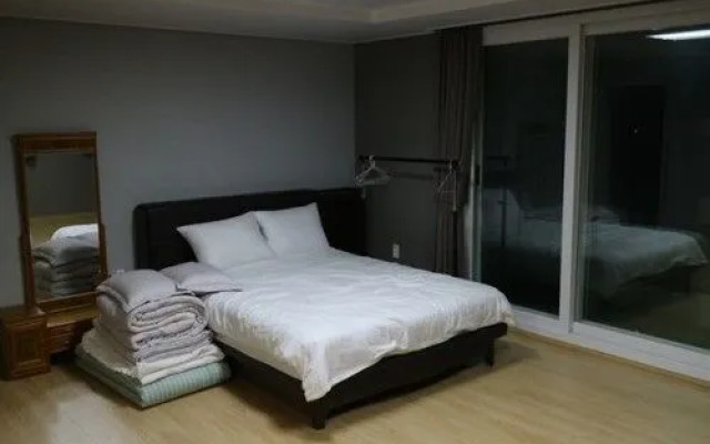 Geomun Oreum Odi House