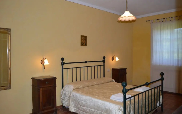 Large Apartment With Shared Swimming Pool in Crete Senesi