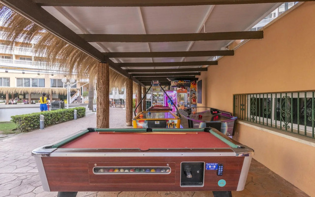 Hotel Parasol by Dorobe