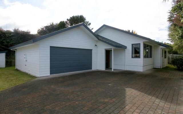 Laid Back on Lakewood - Taupo Holiday Home