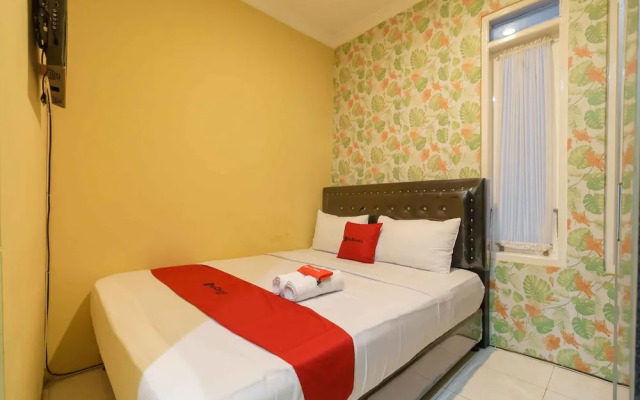 RedDoorz Syariah near Jam Gadang Bukittinggi 2