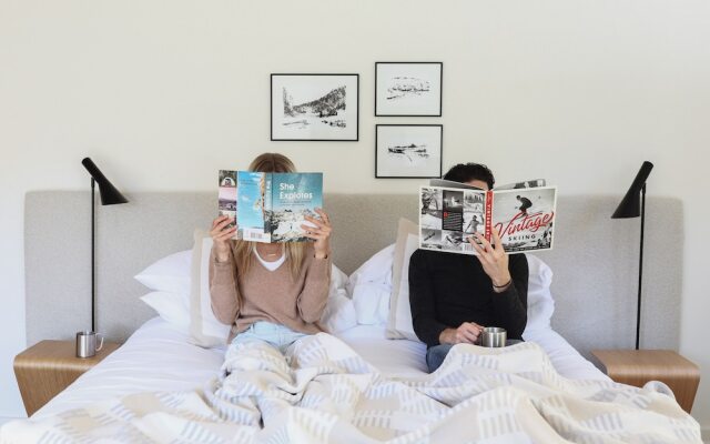 Tälta Lodge, A Bluebird by Lark