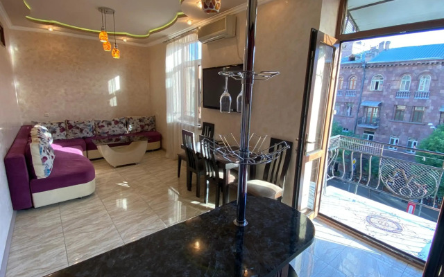 Amiryan street 1 bedroom Deluxe apartment With Balcony AM104