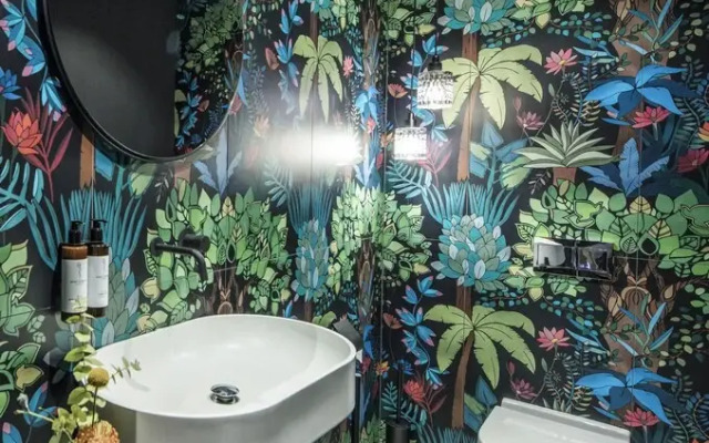 Black F House - Serviced Apartments