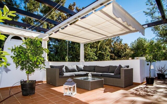 SE-Spacious townhouse in Nueva Andalucia Roomservice