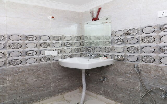 OYO 13658 Hotel Tanish Palace