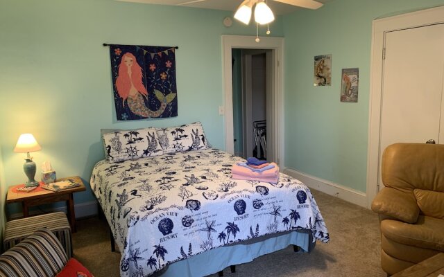 Cozy Suite - Pet Friendly, Beach Side 1 Bedroom Apts by Redawning