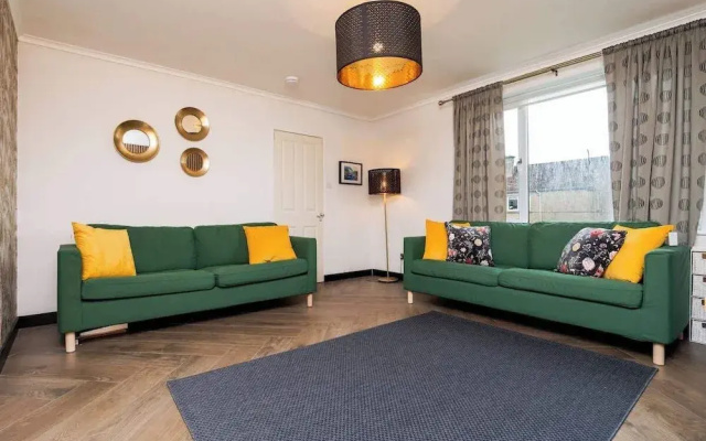 3 Bed House-free Parking