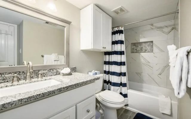 Seascape 1304 Studio Bedroom Condo by RedAwning