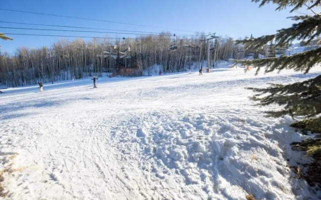 3 BR Penthouse w Hot-tub -mountain Views