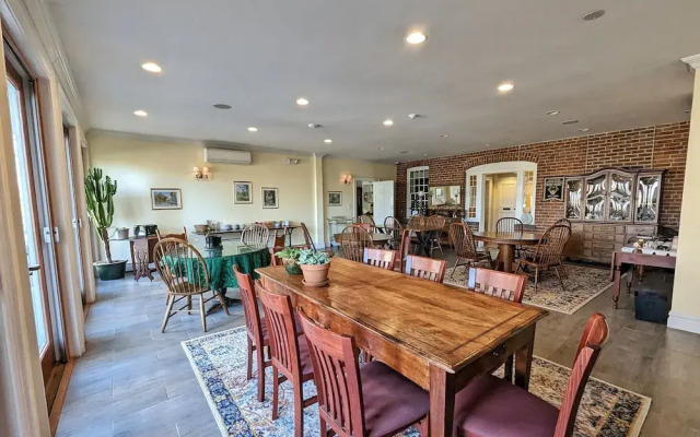 Cromwell Manor Inn