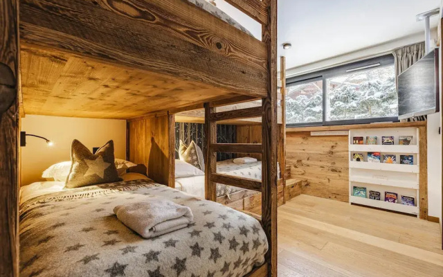 Chalet Black Squirrel Luxury Retreat With hot tub Sauna