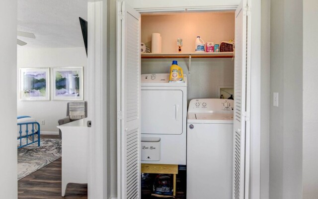 Walk to Beach: Charming Home w/ Deck in Galveston