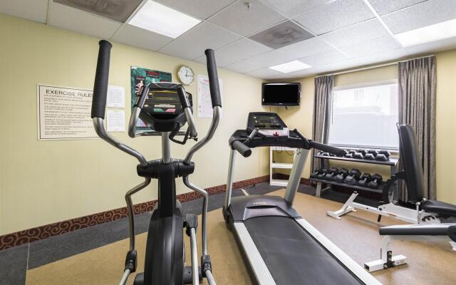 Econo Lodge Inn & Suites East