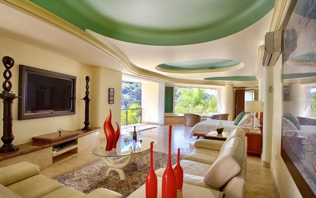 Luxury Master Suite with Beach, Ocean and swimming pool view