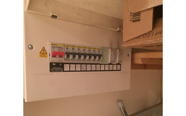 Modern, Spacious 1BR Central Manchester Flat for 4