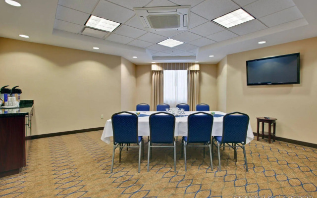 Holiday Inn Express and Suites Kincardine