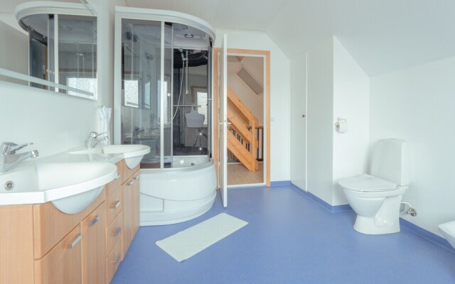 Sea View Apt / Central / Spacious / Free Parking