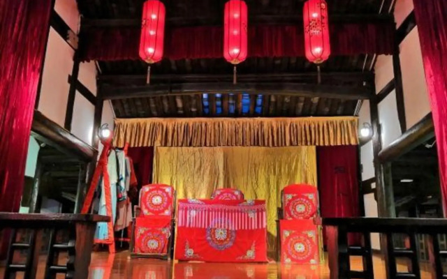 Langzhong Hou Family Courtyard Inn