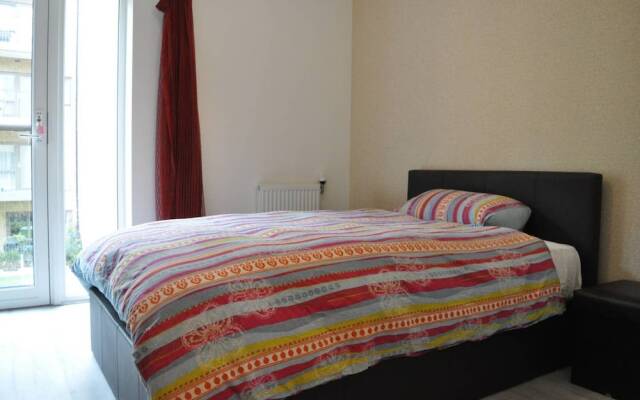 Modern 2 Bedroom East London Apartment With Balcony