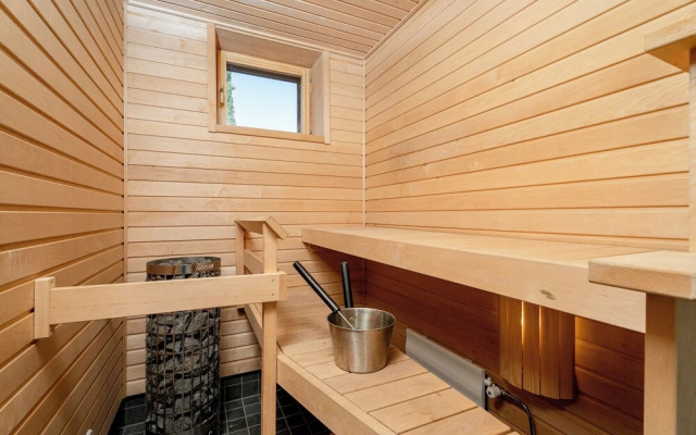 Modern 2BR Apt with Sauna & Free Parking