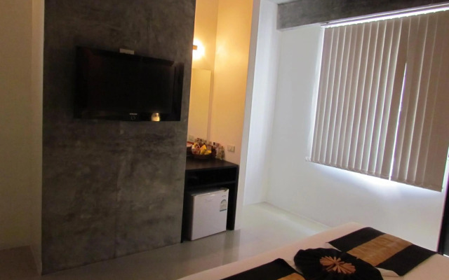 The Front Hotel and Apartment