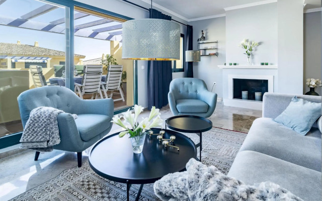 LA-Spacious penthouse, sea view, close to beach