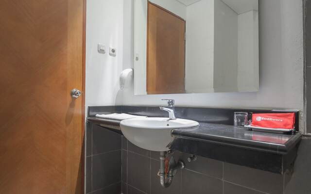 RedDoorz Premium near Paris Van Java Mall