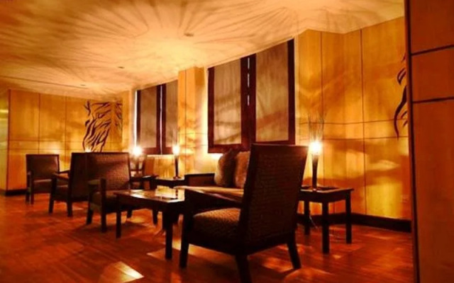 Royal Hotel And Suites