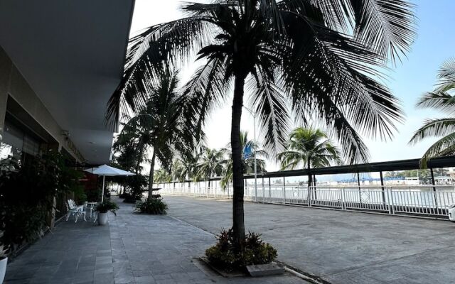 Moon Halo Hotel