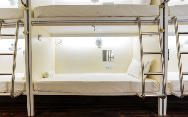 Tambayan Capsule Hostel & Bar