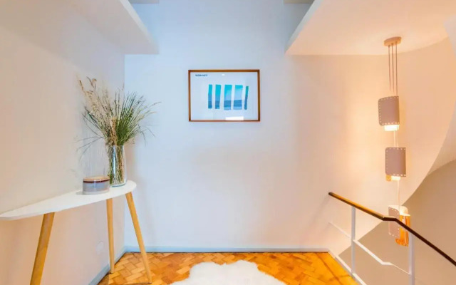 UNIQUE Modernist Duplex apartment & PARKING