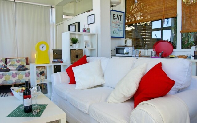 Flatguest Glass House