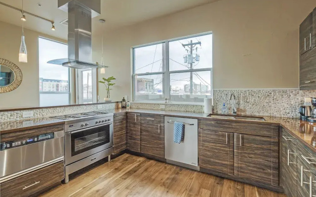 Swanky Downtown Loft! City Views! Sleeps 10!