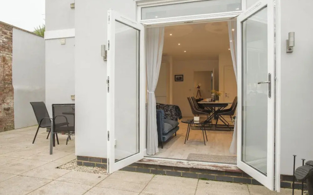 Stunning 2 BD with Patio & Free Parking