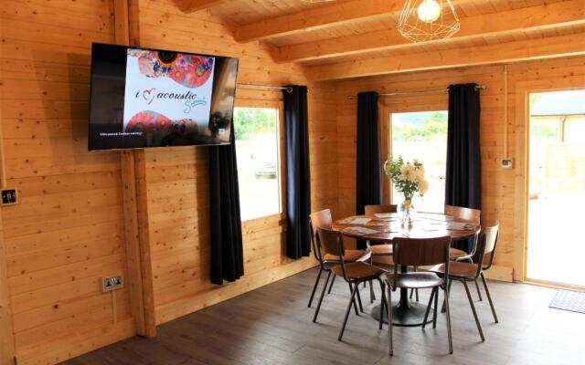 Stunning 5-bed Cabin in Ashton Under Hill