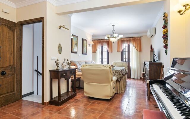 Voguish Holiday Home in Arriate with Terrace