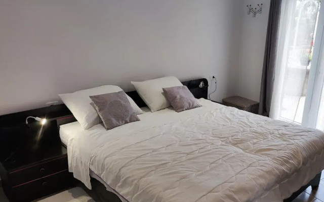 Apartment and Room Bitinada