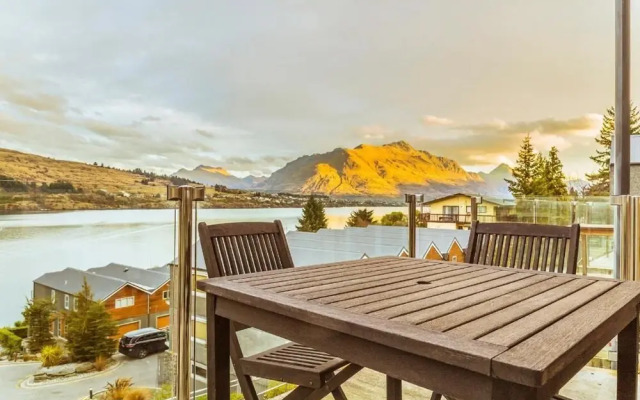 Lakefront Getaway