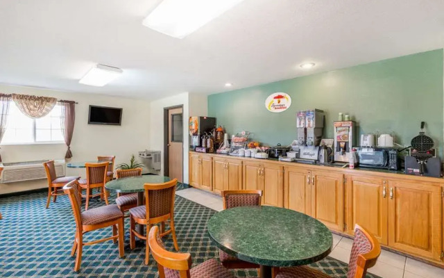 Super 8 By Wyndham Holton