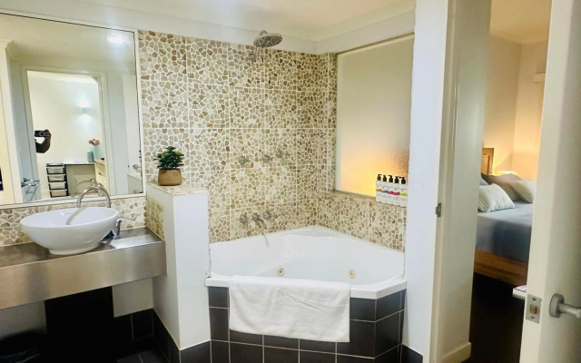 Palm Cove Pool Access Apartment