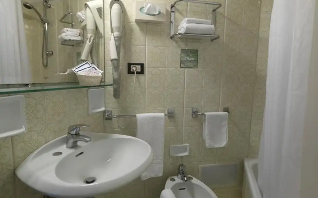 Alexandra Plaza Hotel