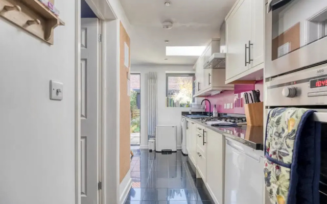 Stylish 2BD with Private Garden & Sauna