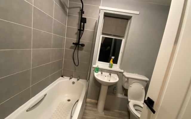 2 Bed House - Sleeps 4 - Garden - Parking - Wifi