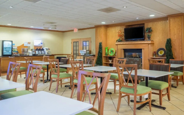 Holiday Inn Express Hotel & Suites Woodbridge by IHG